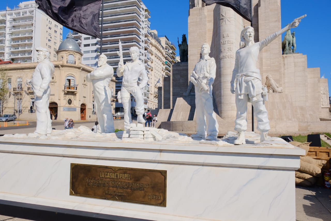 Homenaje A Los Ca Dos De La Casa De Papel En El Monumento A La