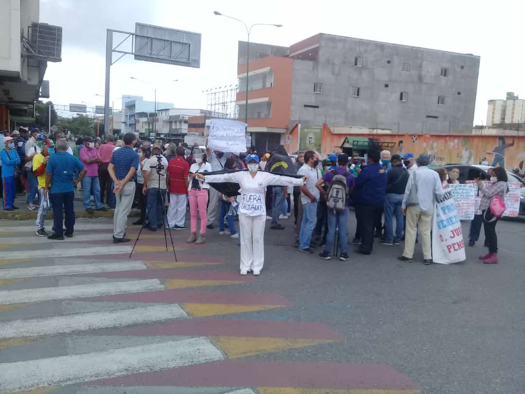 Trabajadores de la salud y docentes protestaron por mejoras salariales ...