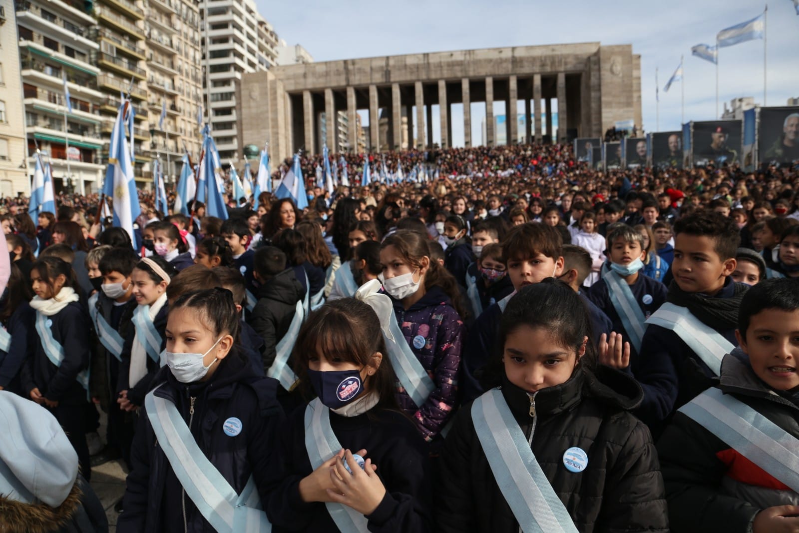 Alumnos de todo el país juraron lealtad a la Bandera en el Monumento ...
